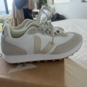 VEJA RIO BRANCO ALVEOMESH WHITE-NATURAL SIZE 37 EUR